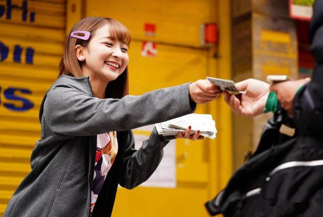 小姐姐在日本旅游，购物时犯二买了国产货，她却说了句话令人起敬