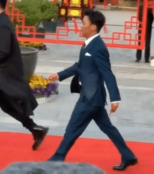王宝强新女友曝光,原来男的都喜欢这一款的
