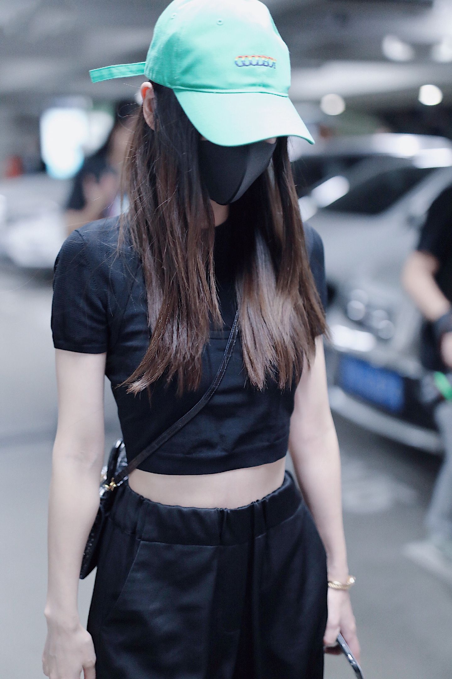 baby瘦出蚂蚁腰,穿露脐装凹造型,这波身材暴击,美得太轻易!