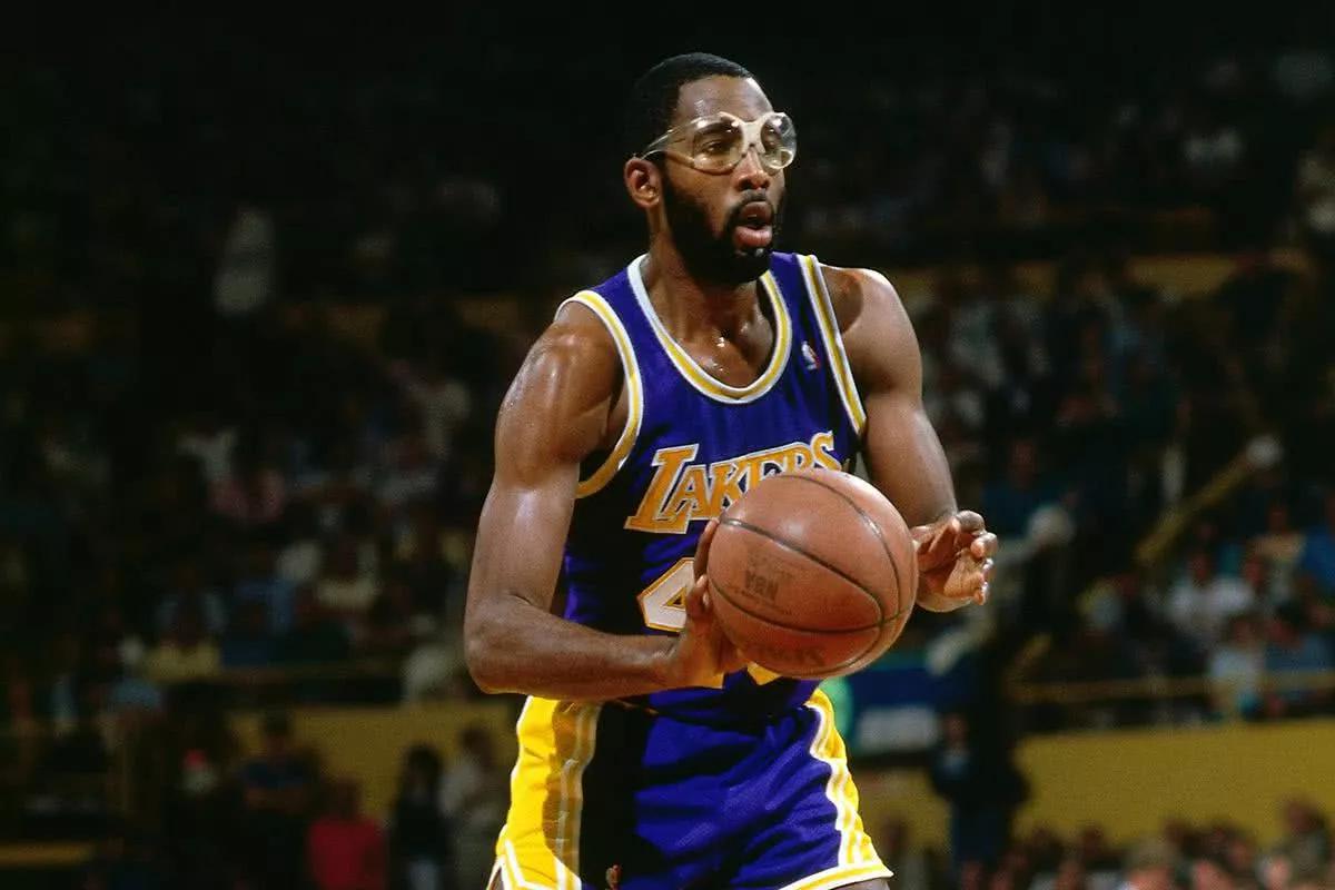 正文         如果没有埃尔金贝勒的存在,那绰号"眼镜蛇"的沃西无疑将