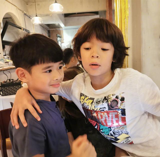 国际超模吕燕生活近照,37岁的她越发优雅迷人,混血儿子萌化全场