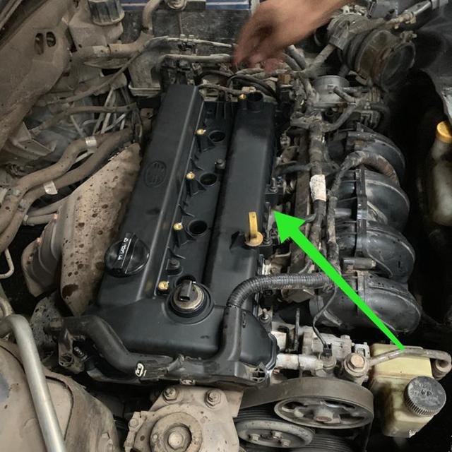 马自达6发动机漏油,故障灯还常亮,修车师傅:这是通病问题