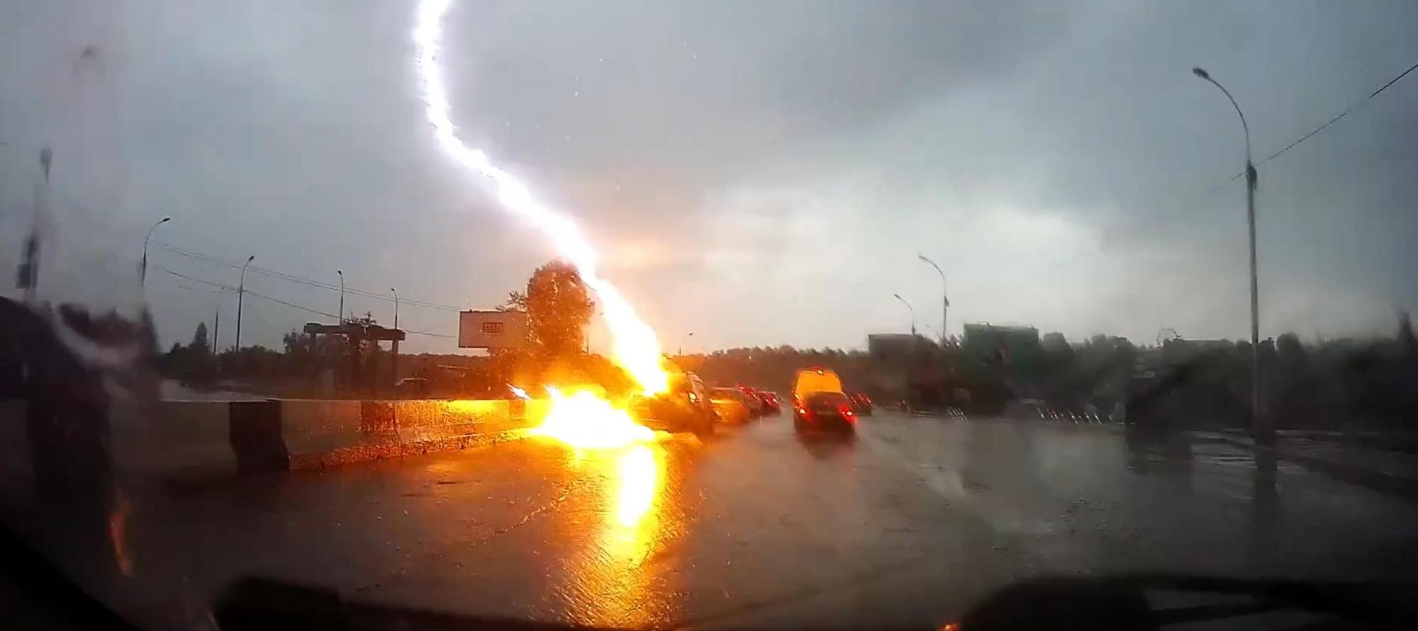 闪电连续两次击中女子开的车!