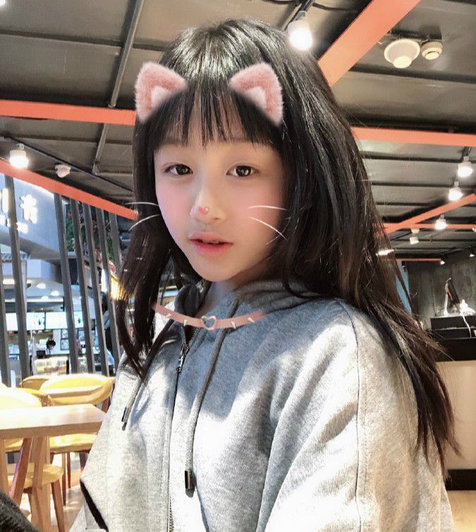 现在的吴熙儿披着一头乌黑长发,齐刘海突显了她的大眼睛,脸型是优越的