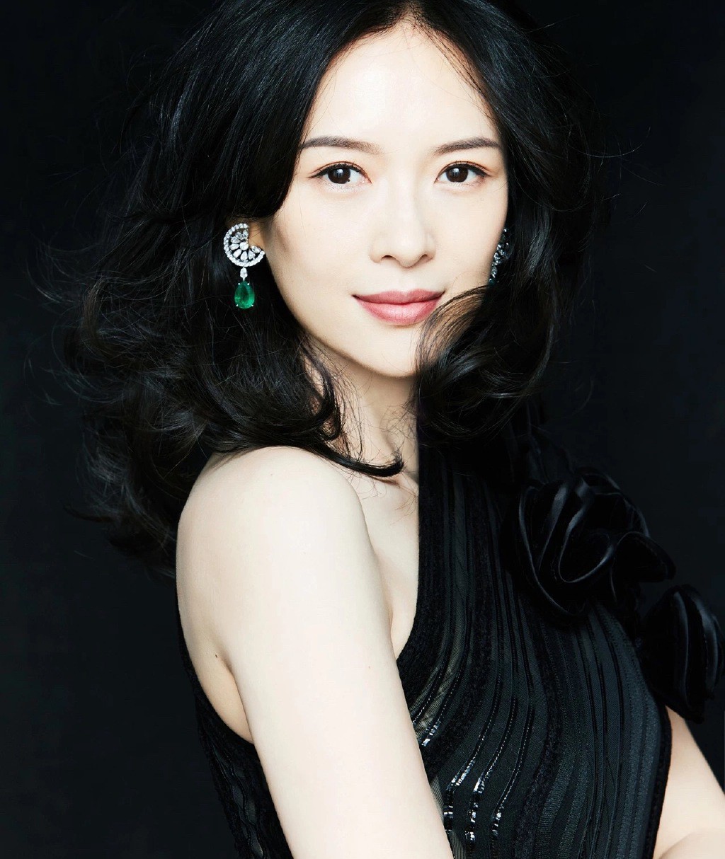 40岁章子怡登封面,穿v领刺绣轻纱裙身姿曼妙,太有女人味了