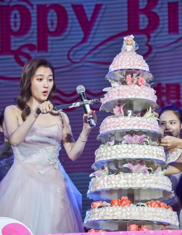 关晓彤的生日鹿晗零点送祝福,力破分手传闻,人家感情好着呢!