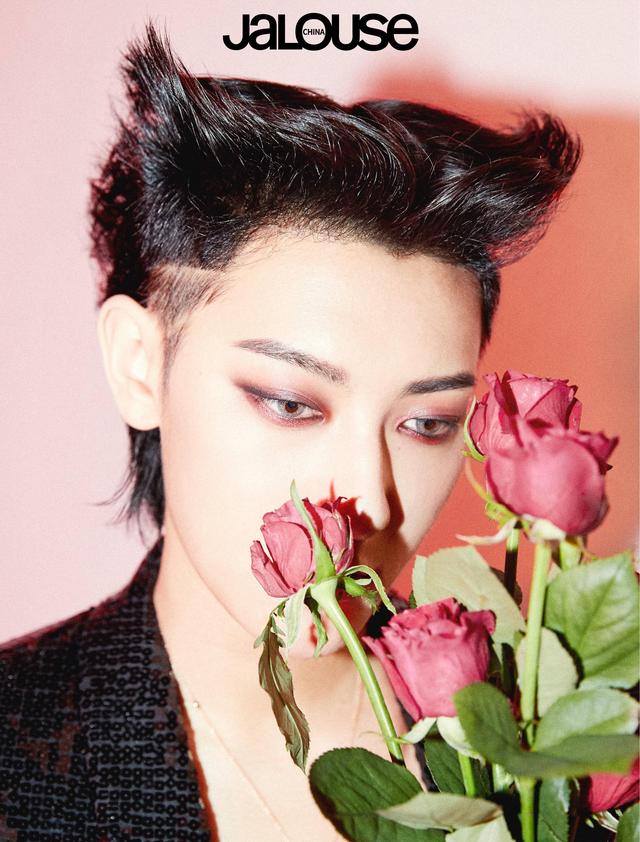 黄子韬登jalouse中国版创刊封面 吸血鬼妆容展暗黑系浪漫美学