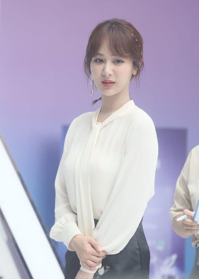 杨紫一身职场装现身活动白衬衫造型太软嫩笑容太甜加糖了吧