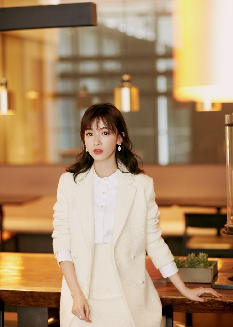 吴谨言改走知性风格穿衬衣西装配短裙踩高跟鞋变身白领丽人