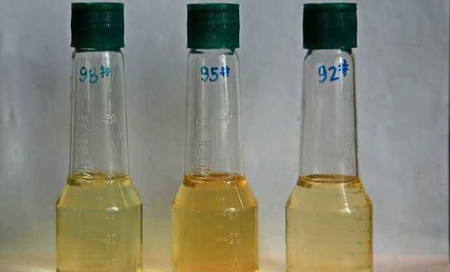 92和95汽油有啥区别?加油工说了实话,车主:以前的油白加了