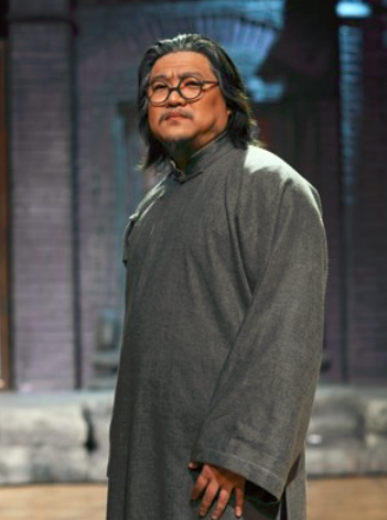 梅婷中戏同学聚会,名演员陈明昊一家骑电动车露面 网友:太心酸