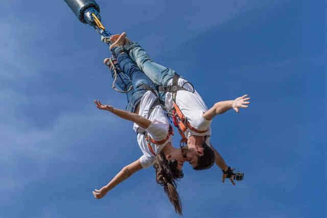 女子穿裙子蹦极,游客看热闹不怕事大,结果见证刺激