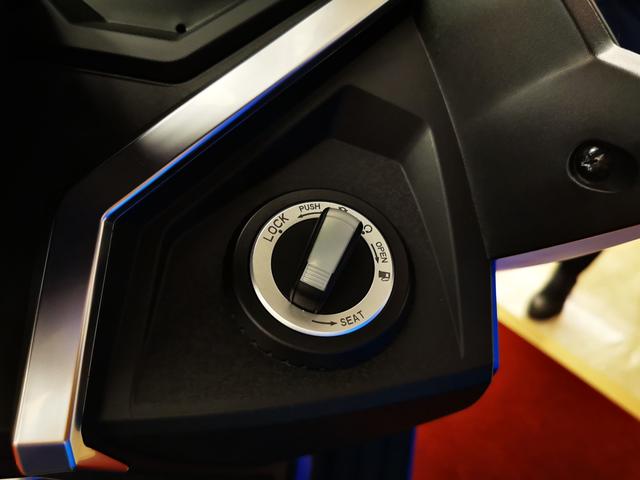 58万元 中国首款原创300ml排量大踏板摩托力刻318上市