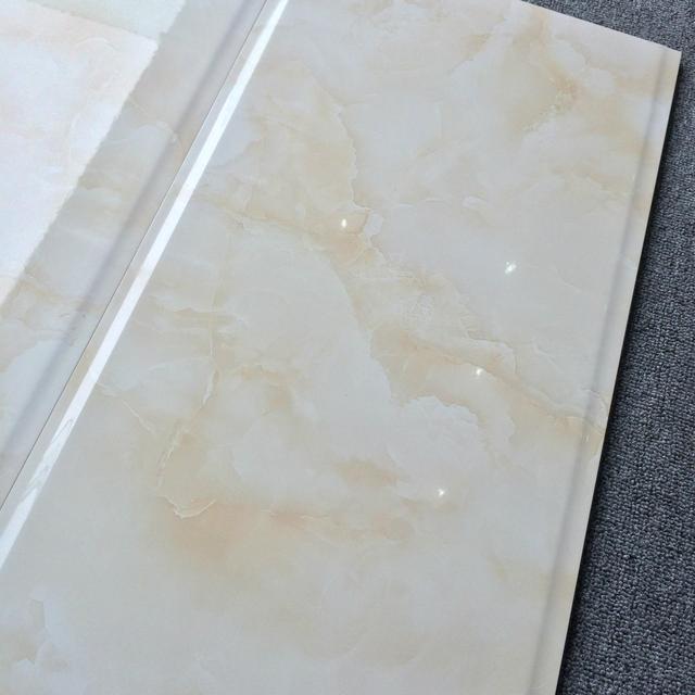 针对这两个特点,最具性价比的选择是釉面砖.