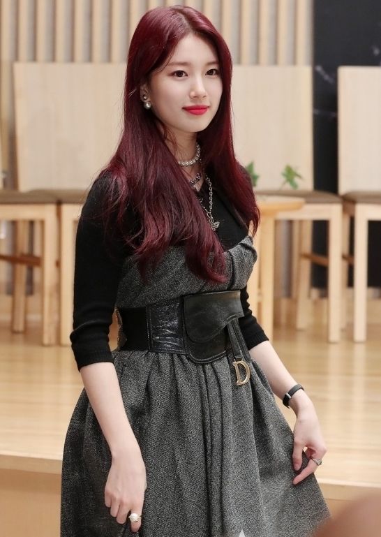 裴秀智又出新造型了,拼接式长裙高贵优雅,举手投足都很迷人