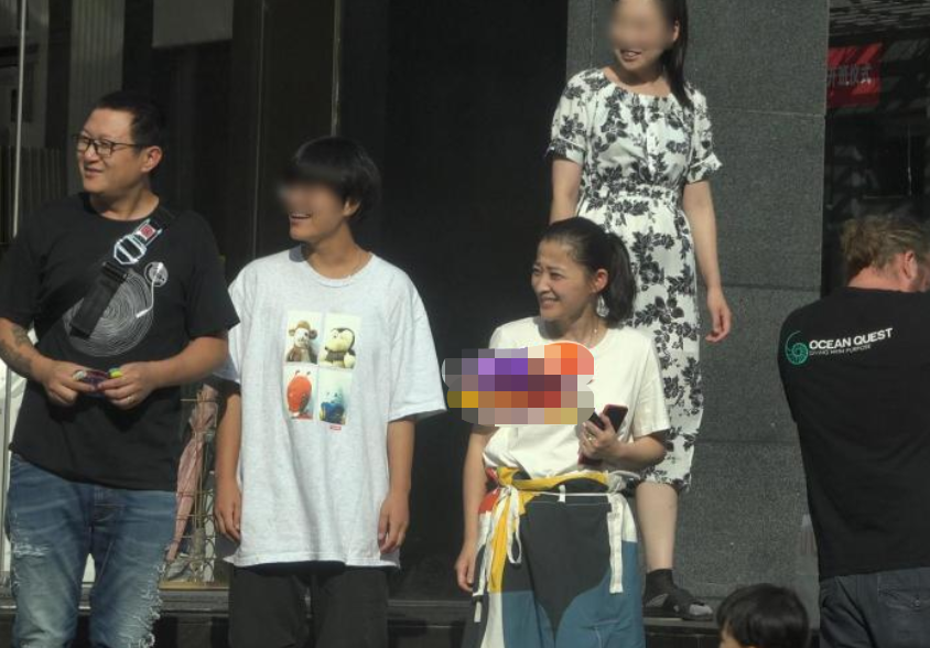 梅婷中戏同学聚会,名演员陈明昊一家骑电动车露面,网友:太心酸