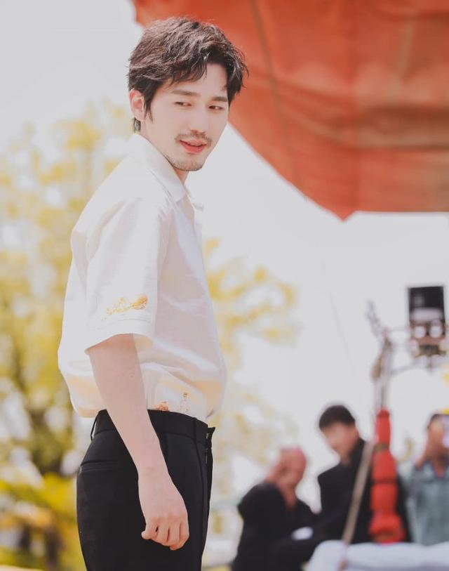 没想到留胡渣的男人,身穿白衬衫也可以这么可爱,白宇真是绝了