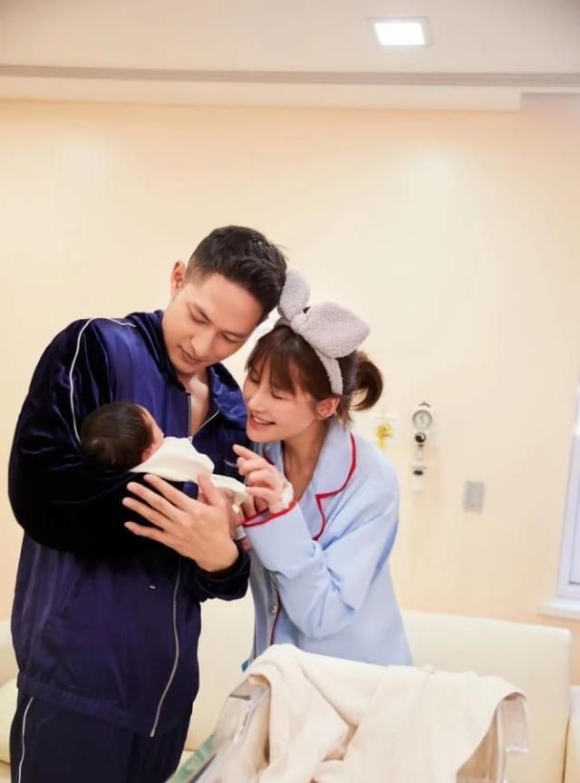 陈燃儿子正面照首曝光,一家三口甜蜜合影好温馨