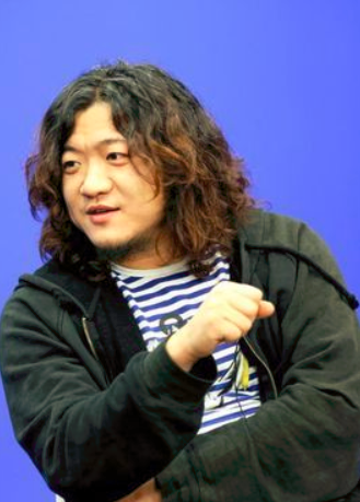梅婷中戏同学聚会,名演员陈明昊一家骑电动车露面,网友:太心酸