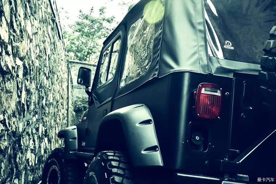 长见识,这辆方灯的"祖师爷"级牧马人改的真帅