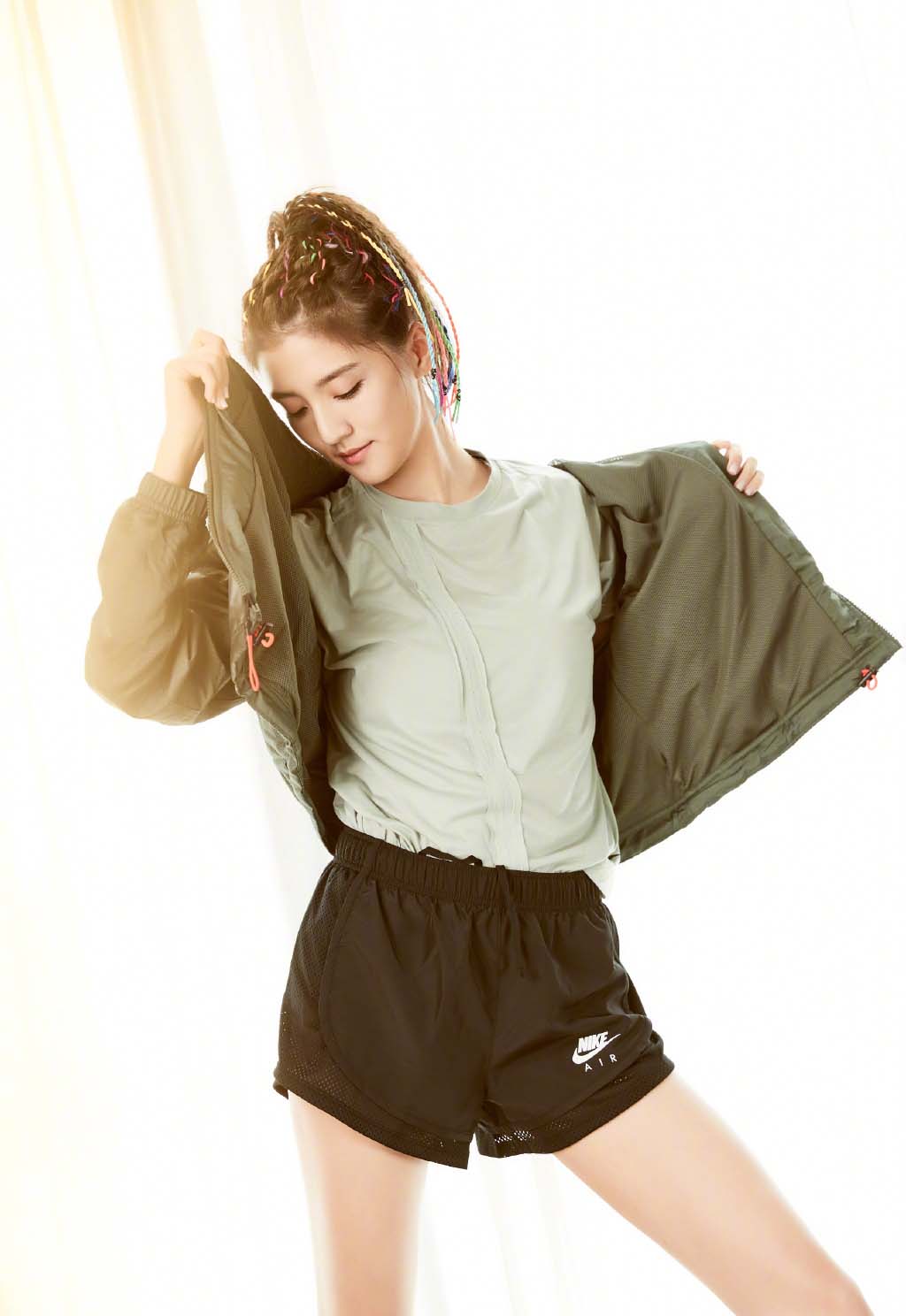 她身高170曾是林峰女朋友,今穿拼接衬衫配皮裤,霸气极了