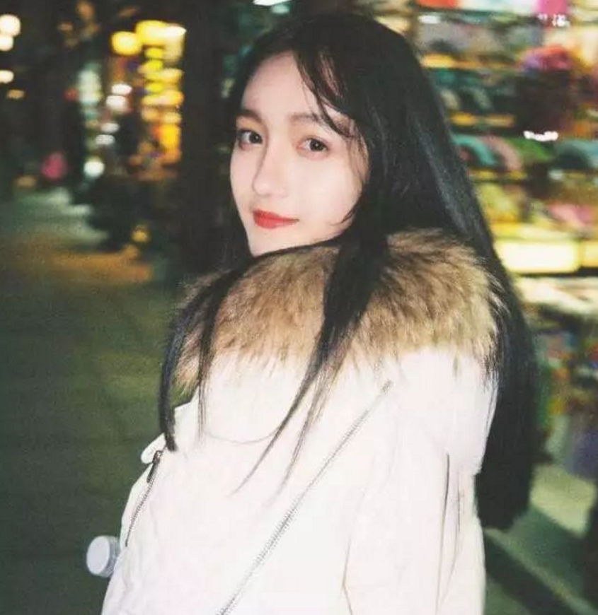 大闹高铁站的女星刘露是啥来头?和林妙可是校友,自曝最喜欢文章