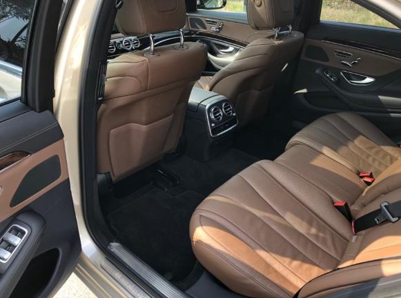 这是奔驰s350 l 尊贵型的后排座椅空间,尽管这款s级只是中配车,从后排