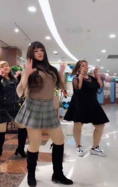抖音出现出“三胖女孩”，在购物中心大秀舞姿，网友：不要跟我抢