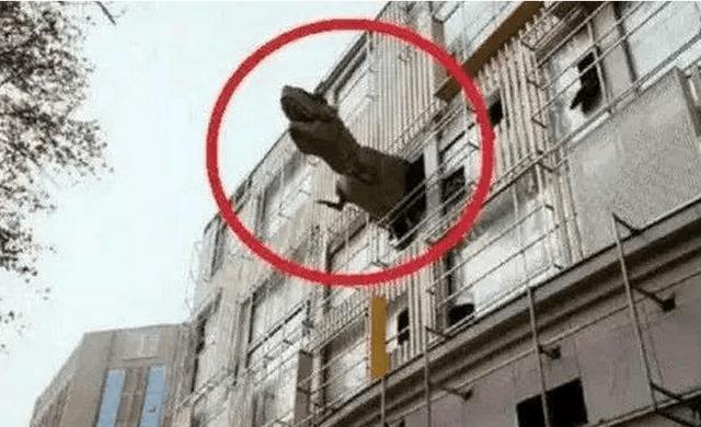 女子逛街购物,看到路人都在抬头看,自己抬头一看,顿时被吓一跳