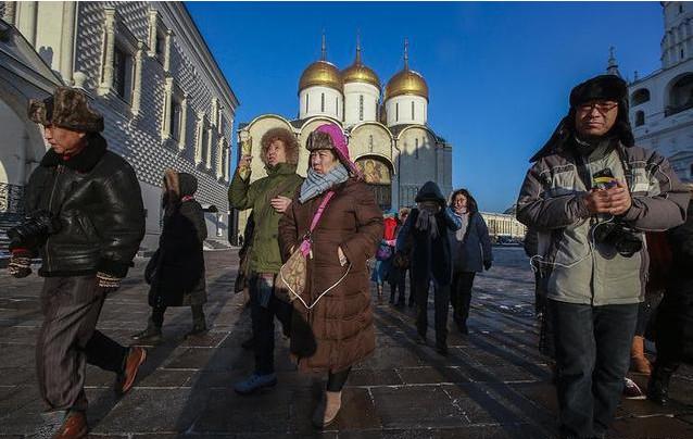 俄罗斯人眼里的中国游客：特别喜欢在景点拍照，看见商场就购物！