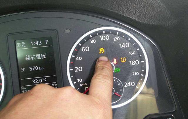 汽车防抱死系统故障灯亮起,制动效果会受到影响吗?不懂就危险了