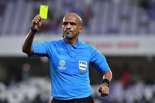 恒大亚冠生死战再遇黑哨!铁卫被侵犯直接跪了,裁判却只有1手势