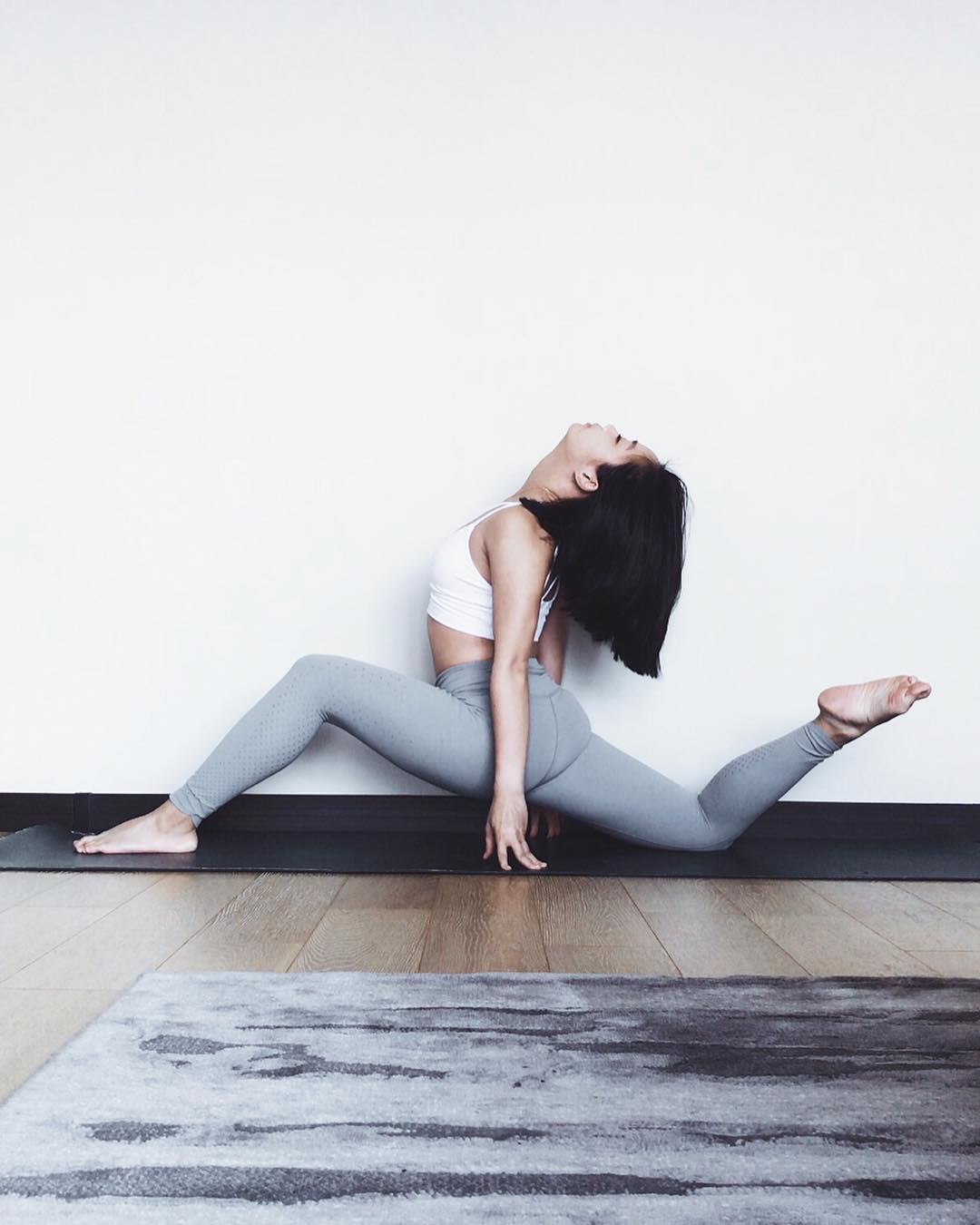 倪妮的高级脸和身材好绝真空穿金色v领刺绣裙美出新高度