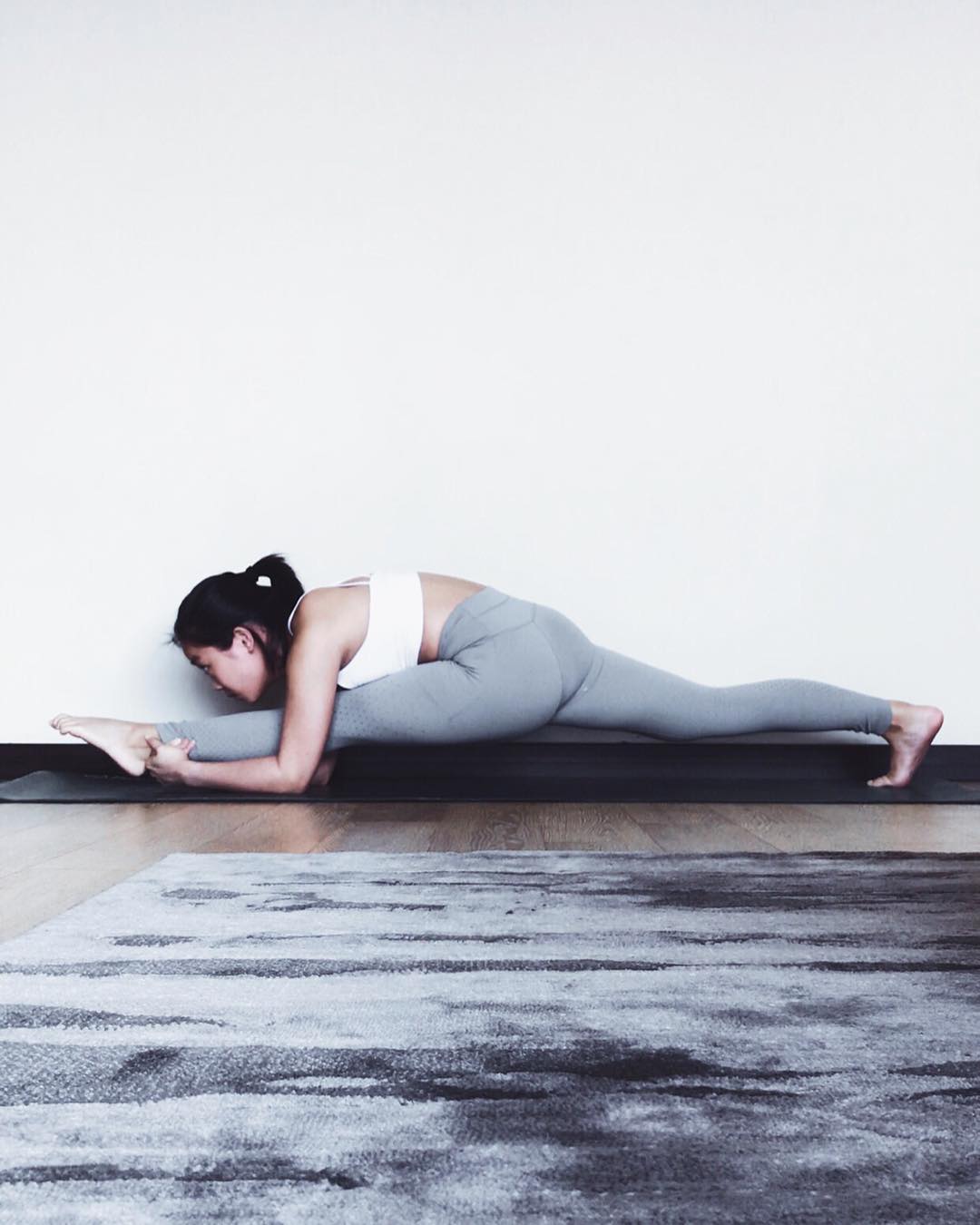 倪妮的高级脸和身材好绝真空穿金色v领刺绣裙美出新高度