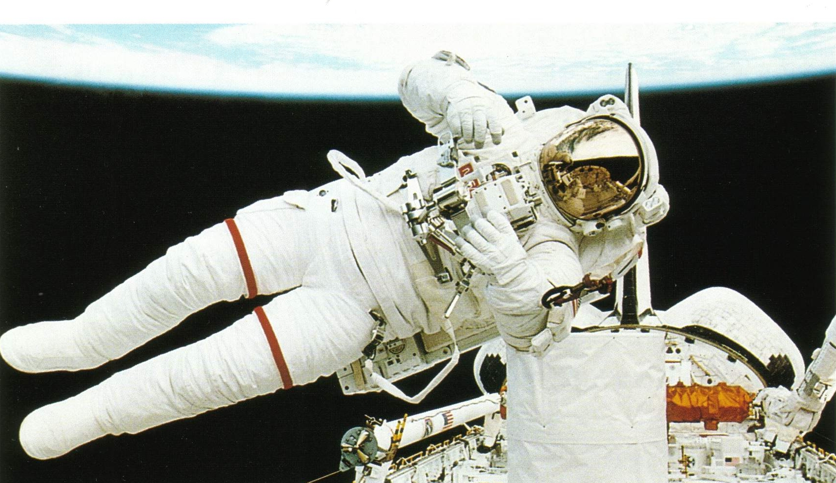 宇航员进入了太空中就会飘起来,此时他处在失重状态.