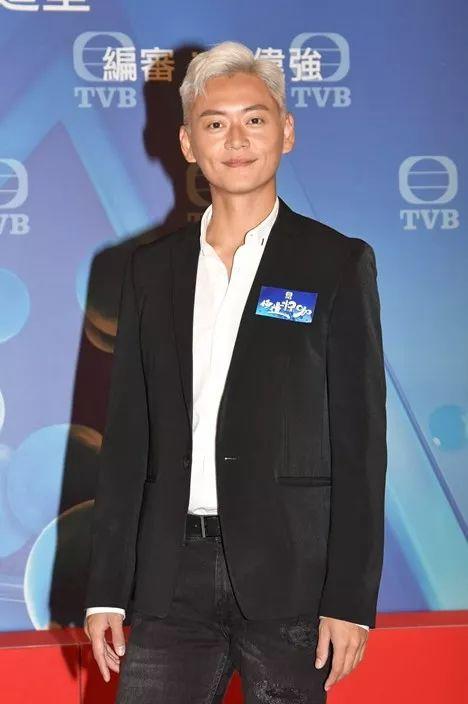 "再追问是否已经见过家长时,张振朗笑笑避谈,而女友杨偲泳则同样笑着