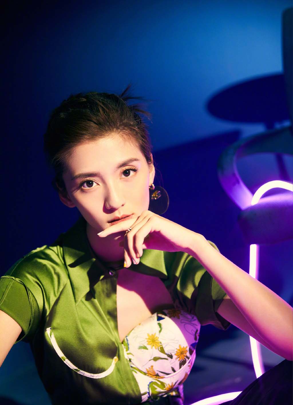 她身高170曾是林峰女朋友,今穿拼接衬衫配皮裤,霸气极了