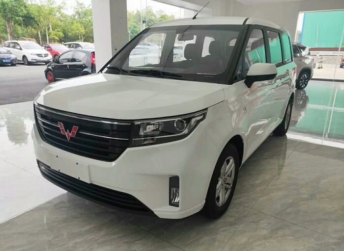 新增全新引擎,7/8座可选,全国首辆五菱宏光plus实车到店