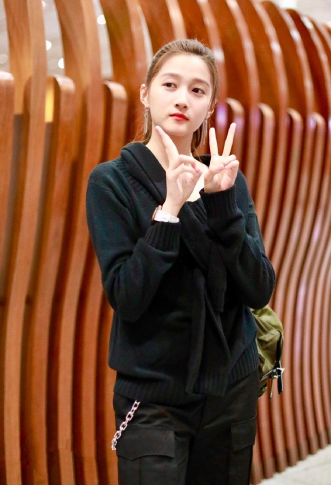 才过完22岁生日关晓彤一身黑色系穿搭就赶赴米兰时装周
