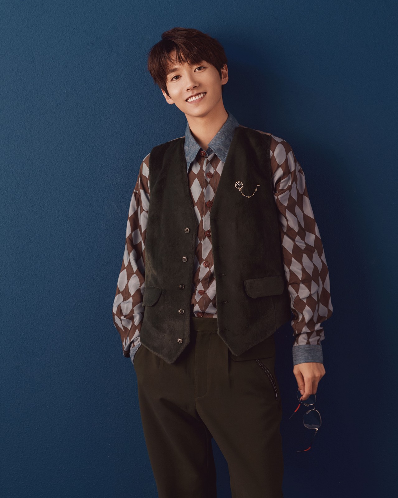 贾征宇曝质感大片 绅士少年时髦复古