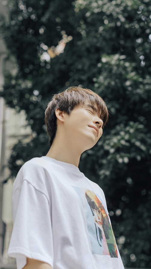 吴昊泽清新写真发布随性惬意展精致面庞