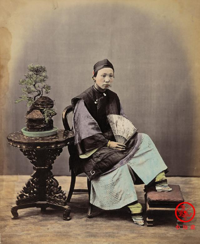 晚清上色老照片男子撑遮阳伞妇女特意露出三寸金莲