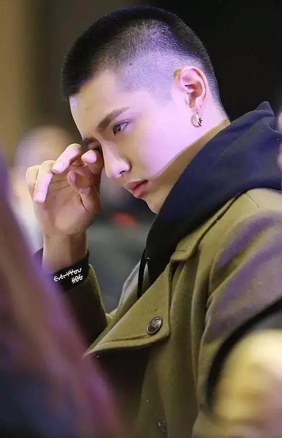 乔欣真是个扁头,和赵丽颖侧面对比好明显,网友:扁的像个ipad