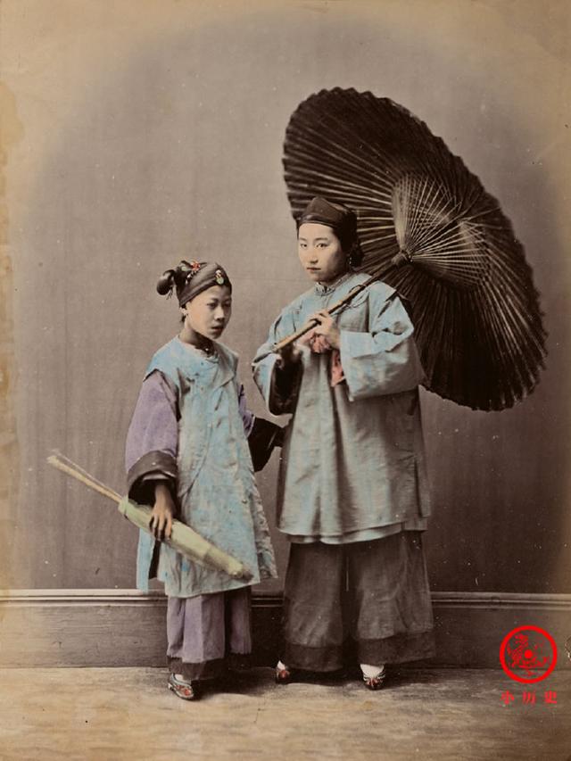 晚清上色老照片男子撑遮阳伞妇女特意露出三寸金莲