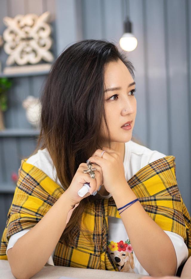 刁磊首度发文承认何洁诞下第三胎,并首度晒出了一家人的生活照