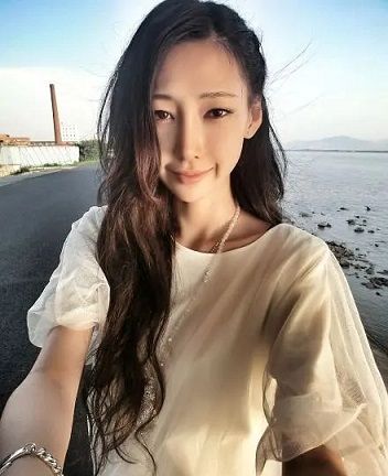 李荣浩结婚前女友微博却遭"沦陷",网友打卡留言:你值得更好的|陆瑶