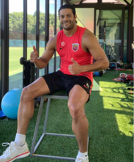 新发型新心情,浩克脏辫造型亮相健身房训练