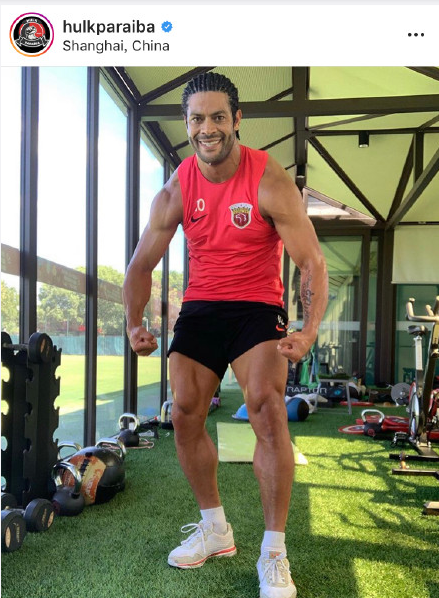 新发型新心情,浩克脏辫造型亮相健身房训练