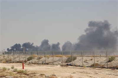  9月14日，沙特阿拉伯布盖格，沙特阿美石油公司的部分设施发生爆炸，现场浓烟滚滚。