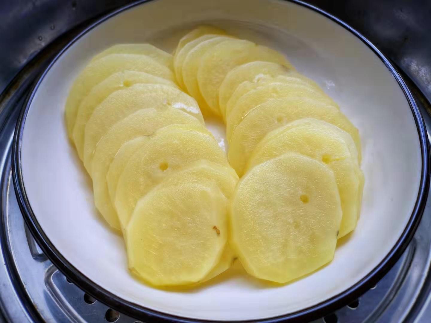 2,蒸好的土豆片趁热压成泥.